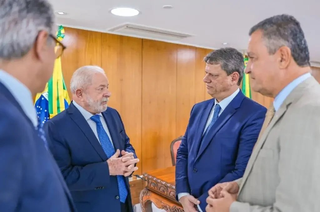 Fotografia colorida de Lula e Tarcísio conversando no Palácio do Planalto, em Brasília - Metrópoles