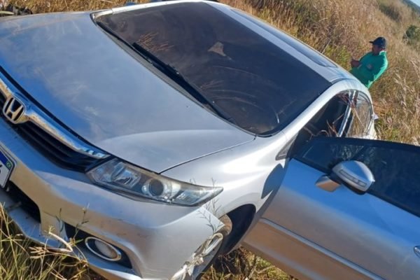 carro abandonado em milharal