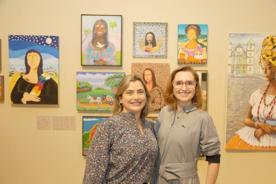 Imagem de duas mulheres na exposição "Novos Olhares Para Monalisa, Coleção Veridiana Brasileiro" - Metrópoles