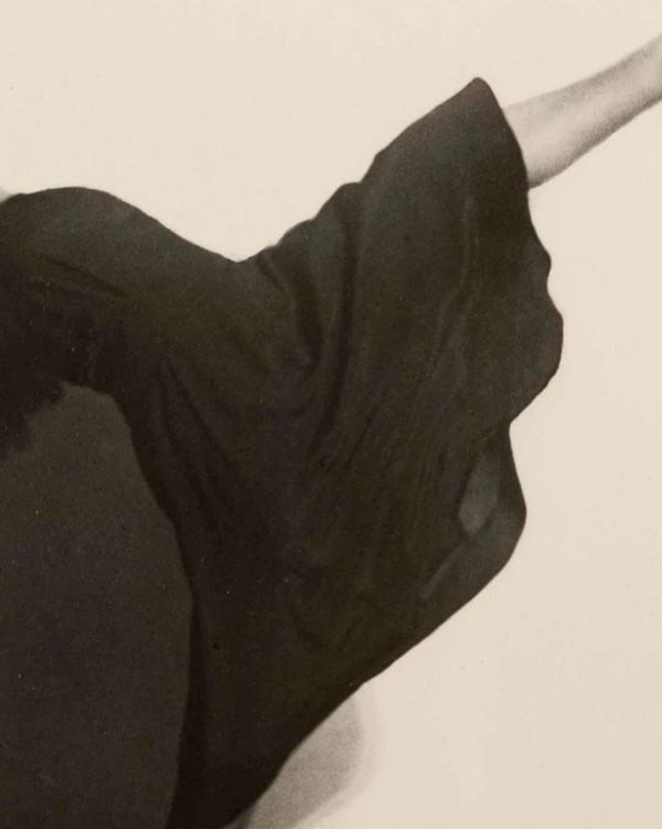 Foto conceitual de uma saia em preto e branco - Metrópoles