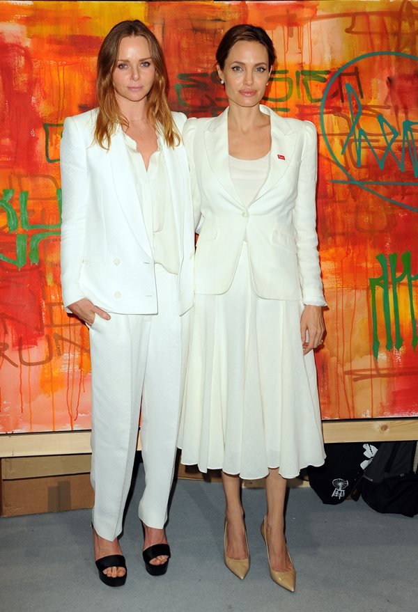 Duas mulheres usando branco em evento - Metrópoles