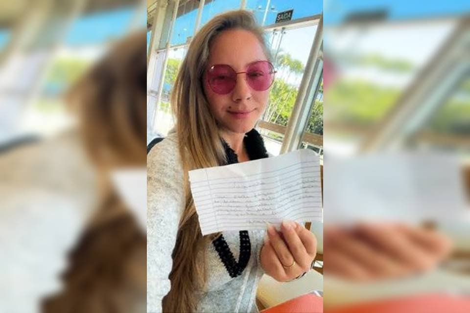 Influencer recebe bilhete de vizinha “Pode parar de ficar se exibindo