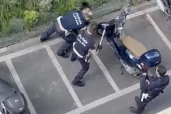 Imagem colorida de quatro policiais agredindo mulher trans brasileira em Milão, Itália - Metrópoles