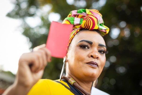 Mulher mostra cartão vermelho contra racismo - metrópoles