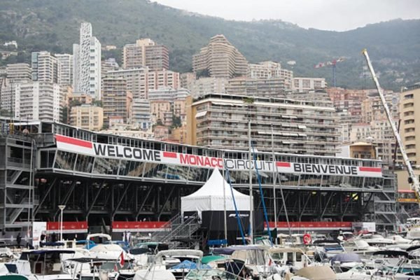 Paisagem de barcos, prédio e pessoas em Monaco