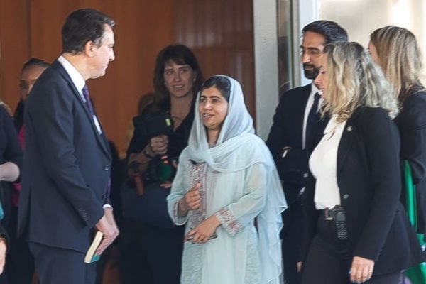 Foto colorida de Malala em Brasília - Metrópoles