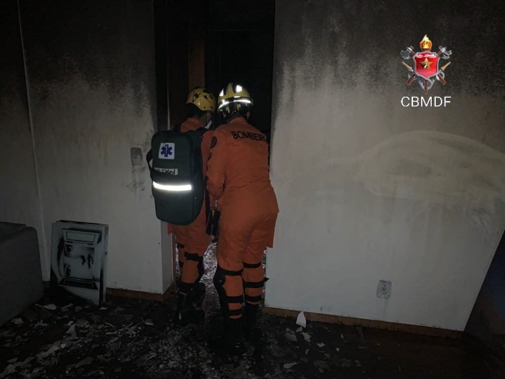 Bombeiros em apartamento destruído por fogo na Asa Norte