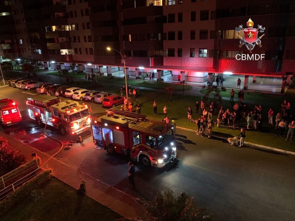 Quatro viaturas participaram do combate ao fogo