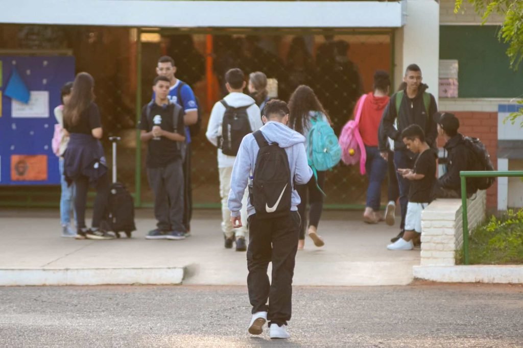 Pais de alunos dão aula e furam greve de professores em escola de SP