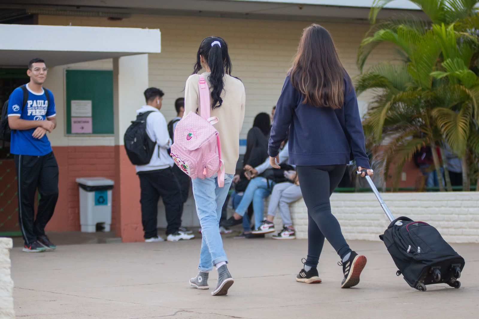 Pais de alunos dão aula e furam greve de professores em escola de SP