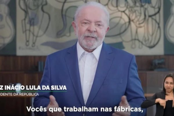 imagem colorida de Lula durante pronunciamento na TV