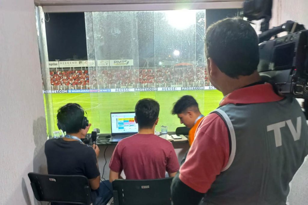 goias aluno cego narra jogo de futebol