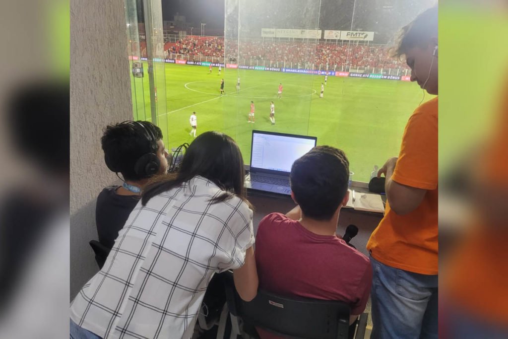 goias aluno cego narra jogo de futebol
