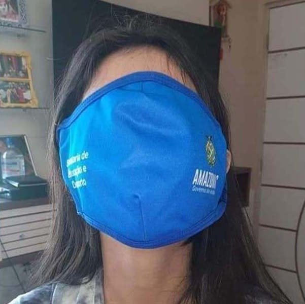 Imagem colorida de uma estudante usando máscara