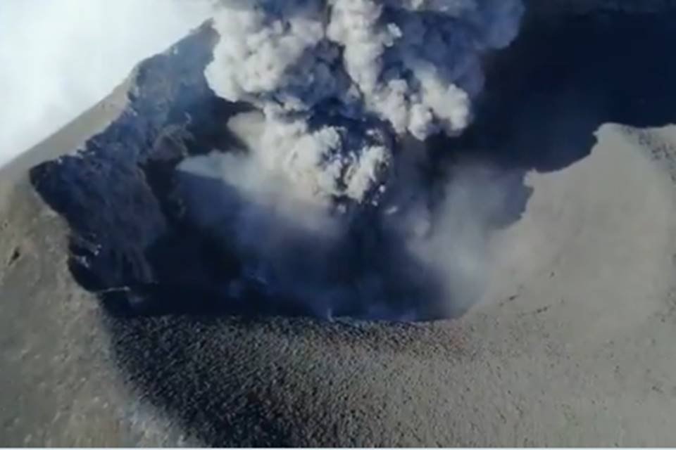 Imagem mostra trecho de vídeo gravado por drone de vulcão em atividade no México - Metrópoles