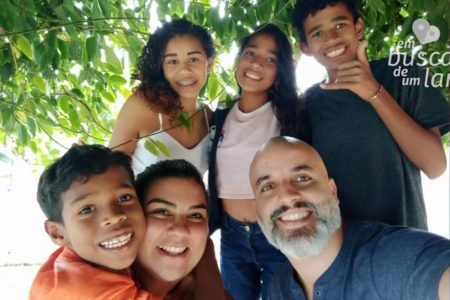 Casal brasiliense adota quatro irmãos - Metrópoles