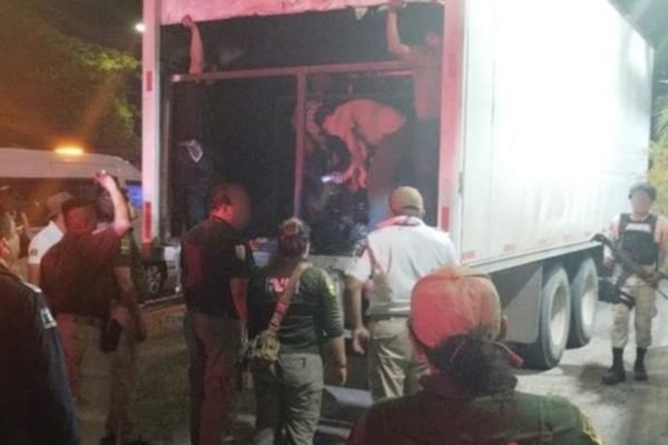 Imagem colorida de imigrantes encontrados na traseira de um caminhão no México - Metrópoles