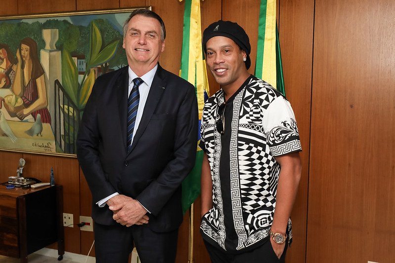 Jair Bolsonaro, então presidente, posa para foto com o ex-jogador Ronaldinho Gaúcho