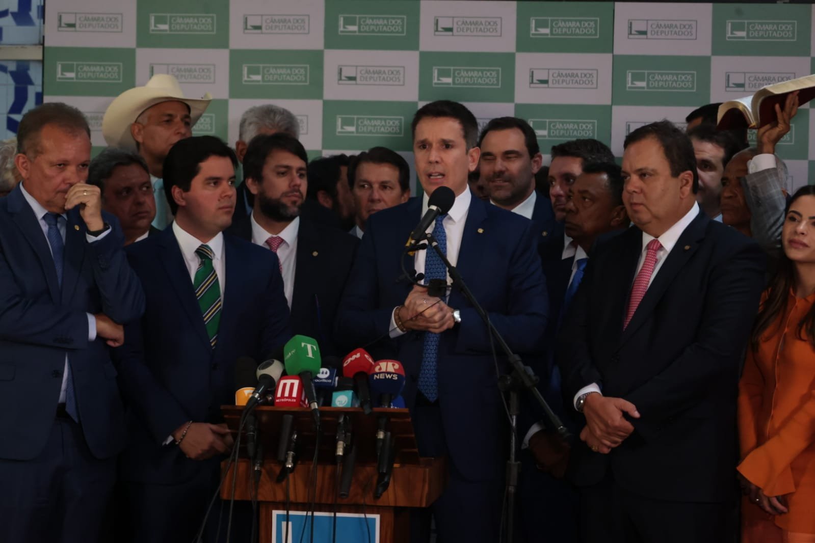 O deputado Felipe Carreras, líder do blocão de Arthur Lira, discursa na Câmara ao lado de outros líderes partidários