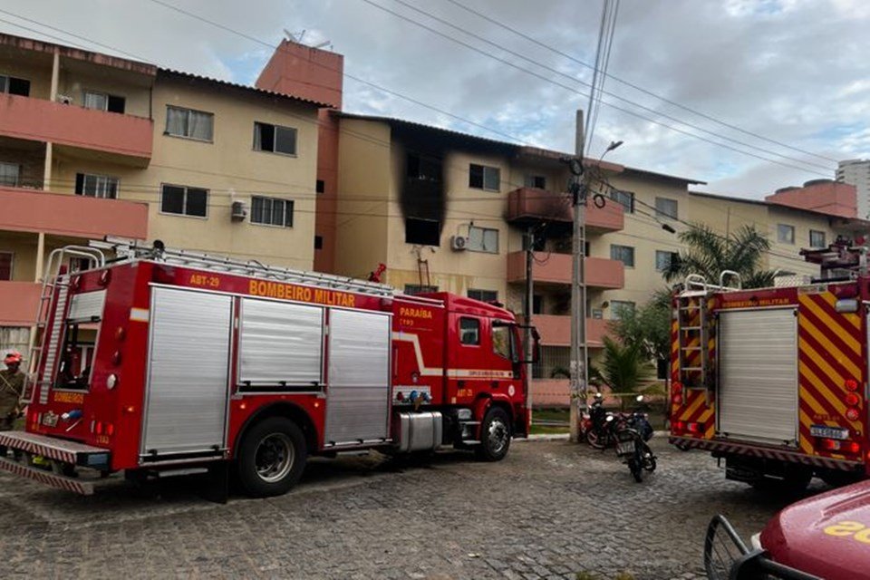 Foto colorida de incêndio em um apartamento em João Pessoa - Metrópoles