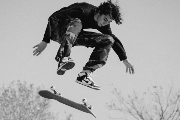 Imagem preto e branco de Andre Luiz Carvalho, skatista brasileiro morto em acidente na Espanha