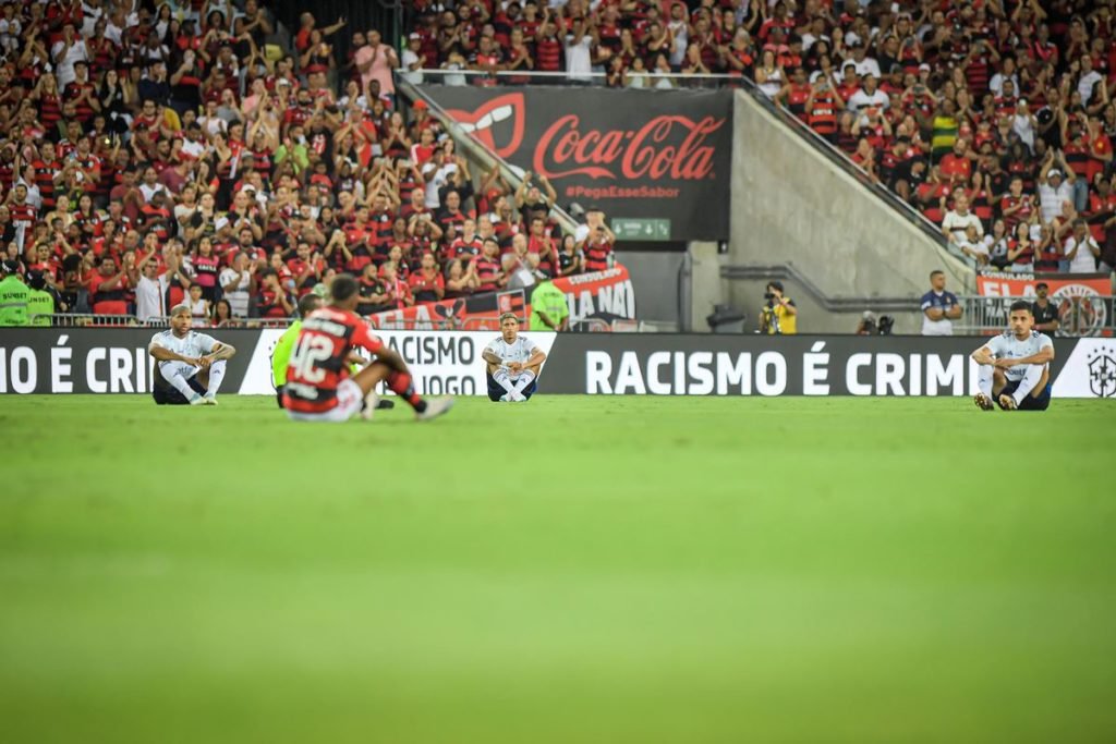 Flamengo usará camisa escrito: Todos com Vini Jr. em jogo contra o  Cruzeiro - Jogo24