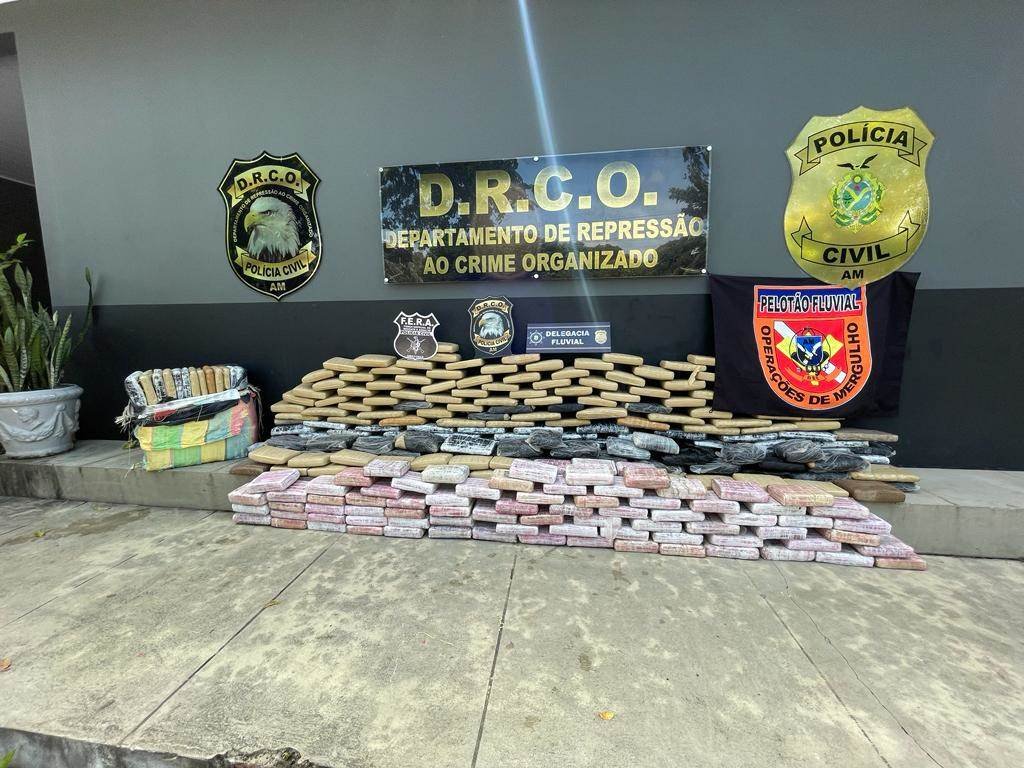 Carga de maconha encontrada em avião submerso no Rio Negro no Amazonas