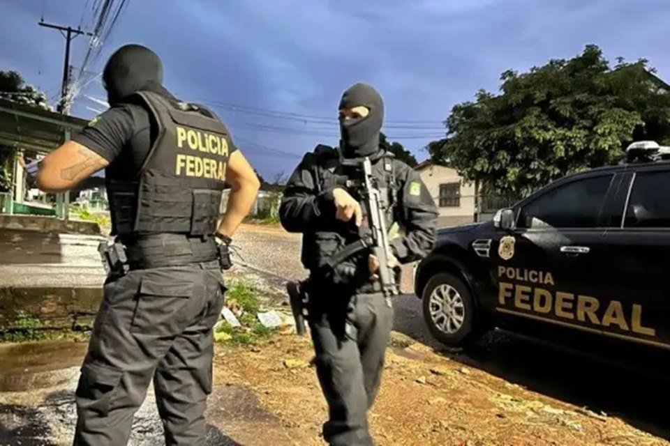 Foto colorida de agentes da Polícia Federal (PF) Flávio Dino - Metrópoles