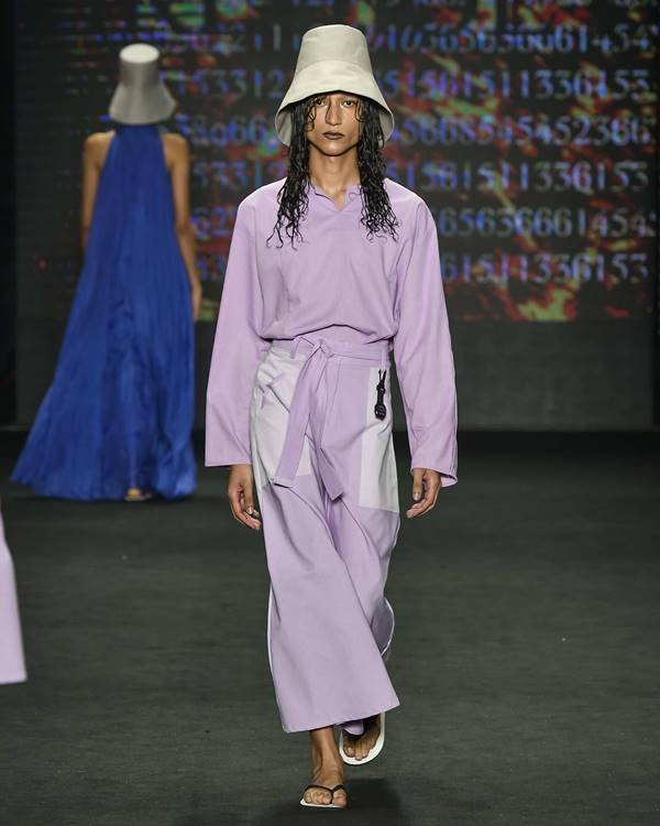 Na passarela, modelo usa look lilás com camisa dentro da calça de alfaiataria - Metrópoles