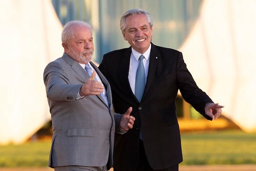 Foto colorida mostra presidentes do Brasil e Argentina: Lula e Alberto Fernandez - Metrópoles