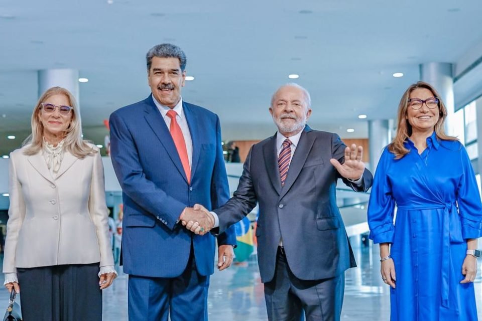 O presidente da República, Luiz Inácio Lula da Silva (PT), reúne-se com o presidente da Venezuela, Nicolás Maduro, nesta segunda-feira (29/5). O brasileiro fala ao lado do líder venezuelano no Palácio do Planalto e oferece um almoço nesta tarde no Palácio Itamaraty.