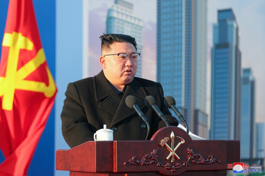 Imagem colorida de Kim Jong-un realizando discurso na Coreia do Norte - Metrópoles