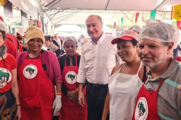 Geraldo Alckmin em evento do MST