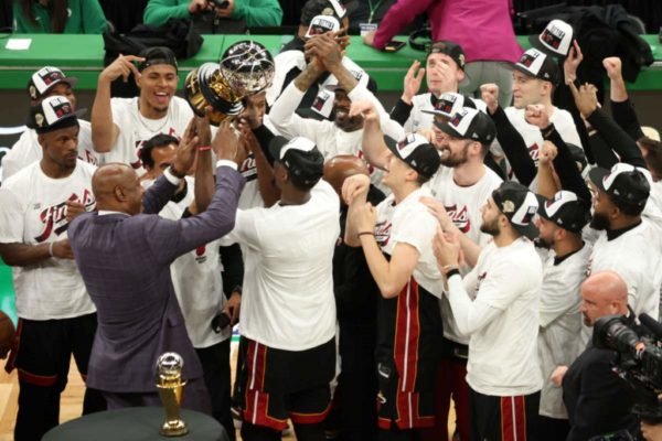 Jogadores do Miami Heat após vitória na NBA - Metrópoles