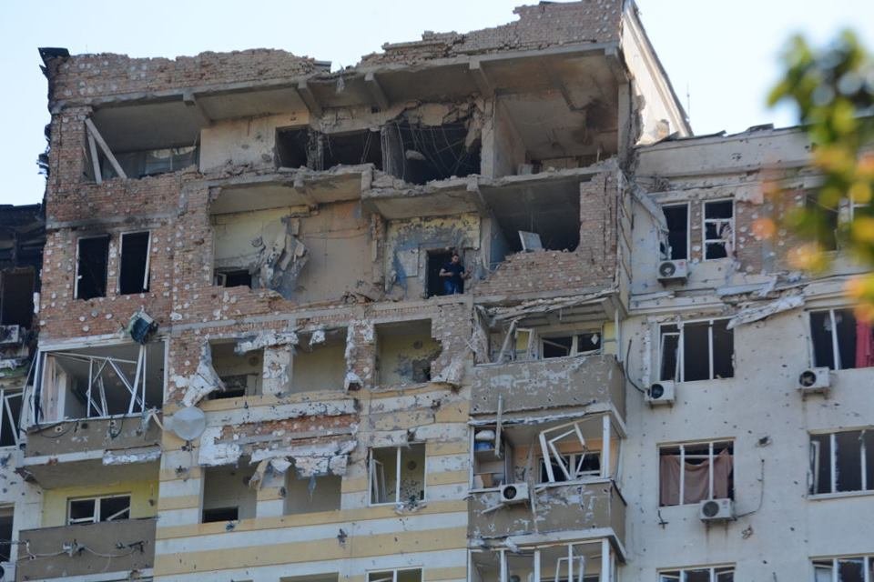 Imagem colorida mostra prédio residencial em Kiev atacado por drones russos - Metrópoles