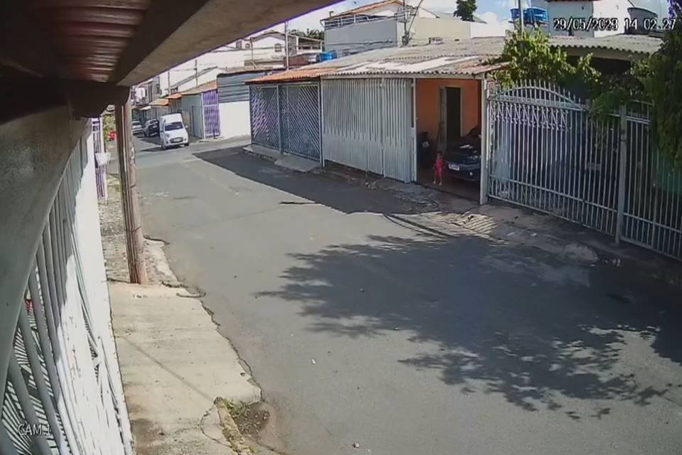 Bebê atropelada na garagem de casa