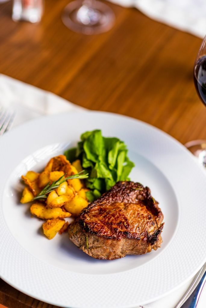 Na foto, um prato branco com comida - Metrópoles