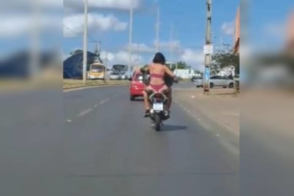 Turista dinamarquesa é presa após exibir partes íntimas na garupa de moto  na Indonésia - Banda B