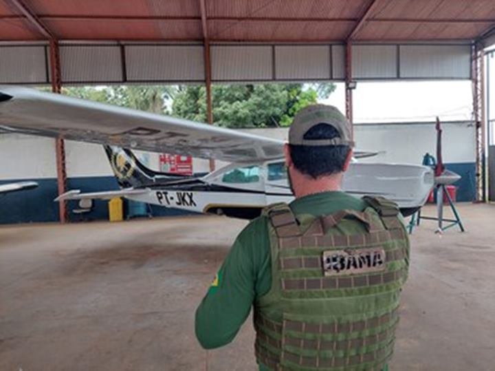 Imagem colorida de agente do Ibama durante operação na TI do Baú, no Pará - Metrópoles