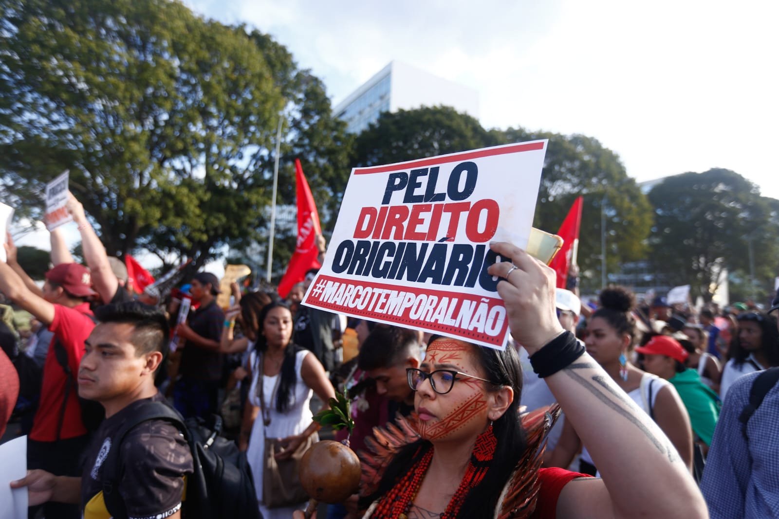 Indígenas, estudantes e militantes de esquerda percorrem a Esplanada dos Ministérios até a frente do Congresso contra o PL 490 4