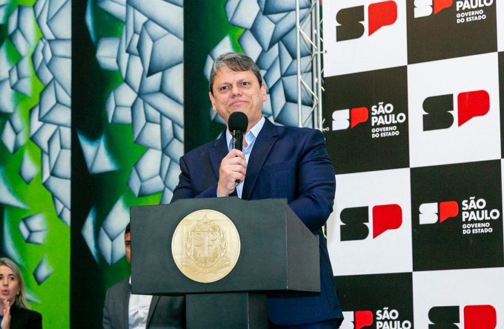 Tarcísio de Freitas fala em microfone durante evento do governo de SP