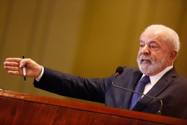 Lula estuda remanejar ministros para acomodar Centrão no governo