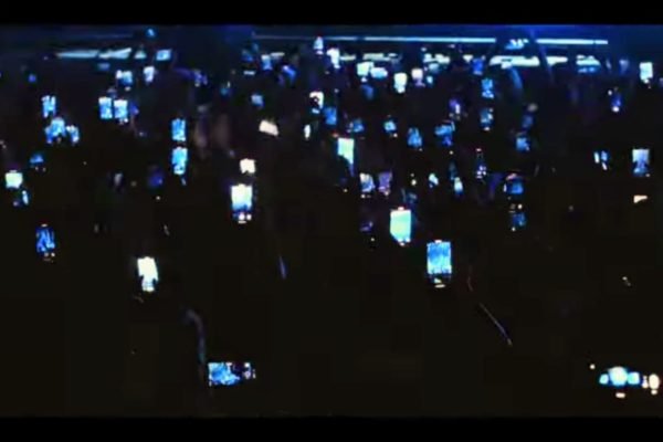 Público usa celulares para filmar artistas durante o Lollapalooza 2023
