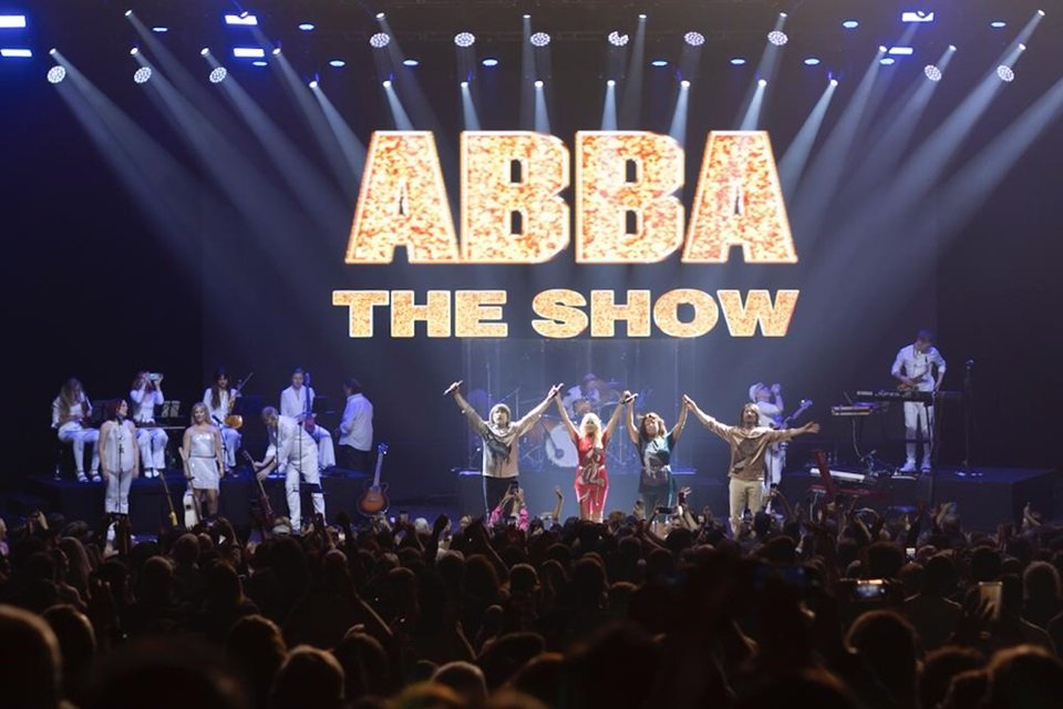 ABBA The Show lota Ulysses Guimarães e emociona fãs com apresentação espetacular