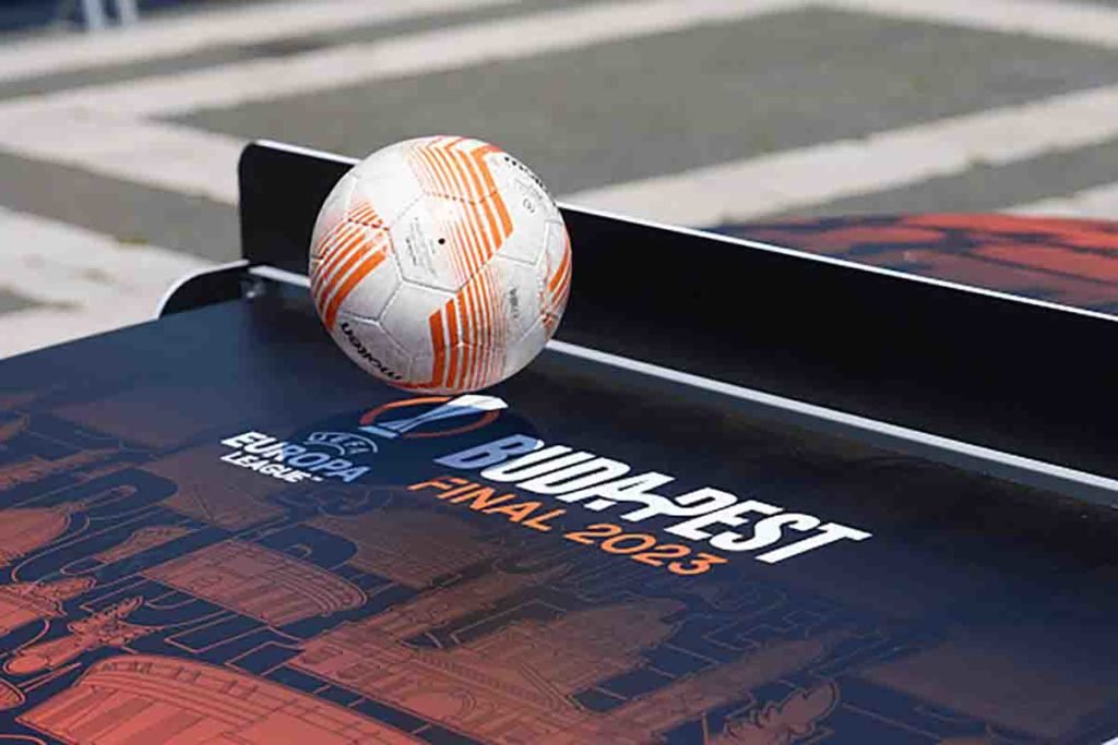 Final da Liga Europa: imagem coloriada bola da final em cima de mesa com trofeu estampado