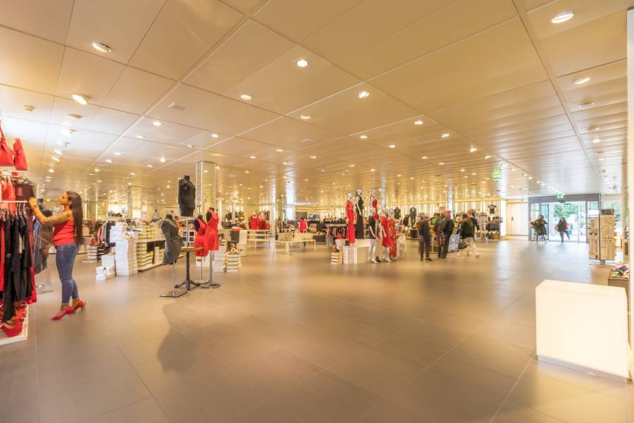 Foto colorida mostrando interior de loja de roupas-Metrópoles