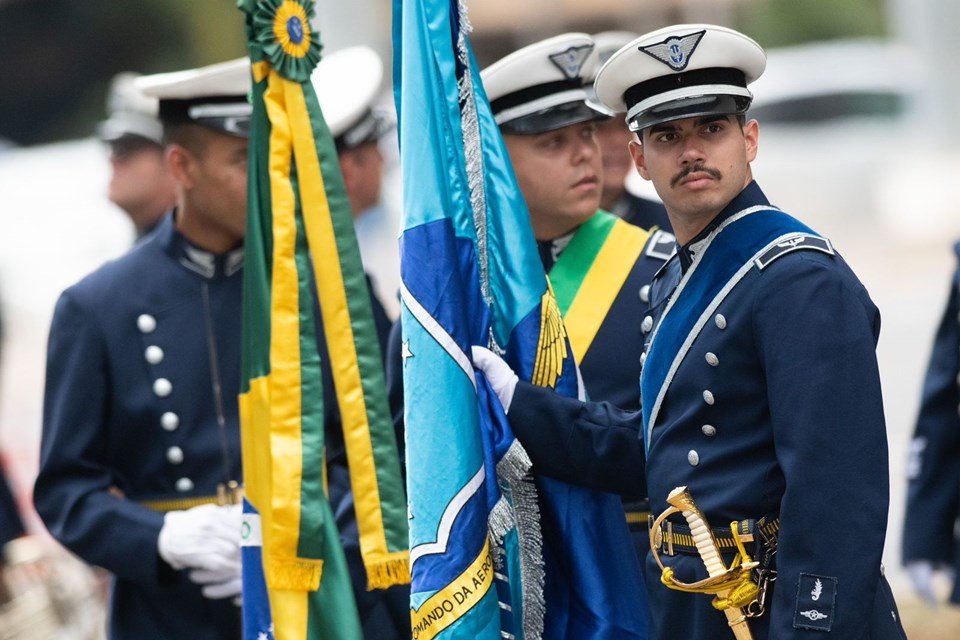 Imagem colorida mostra Lula almoça com alto comando da Aeronáutica - Metrópoles