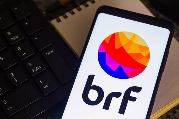 Imagem colorida de celular com logo da BRF