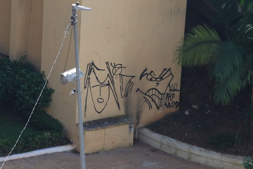 PIchações em fonte da Avenida 9 de Julho