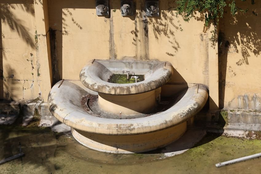 Fonte abandonada na Avenida Nove de Julho